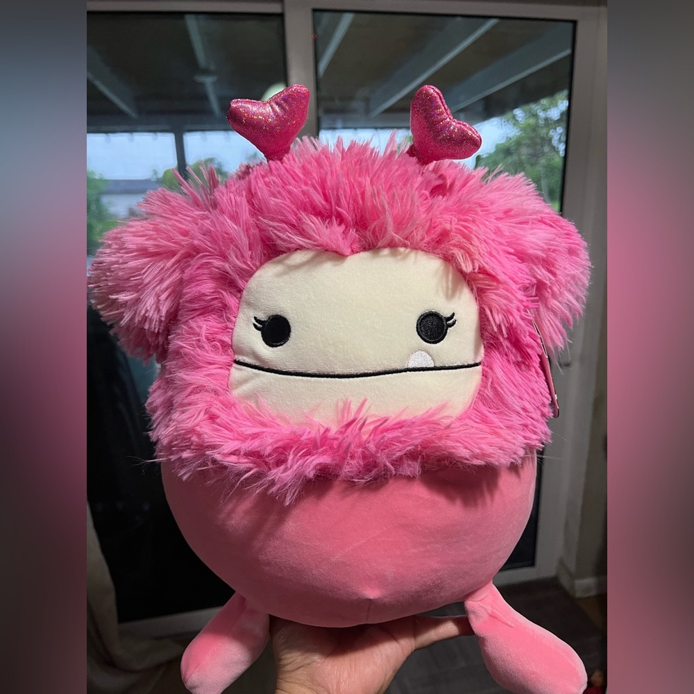 Caparrine the Valentines Bigfoot Squishmallows 8” NWT